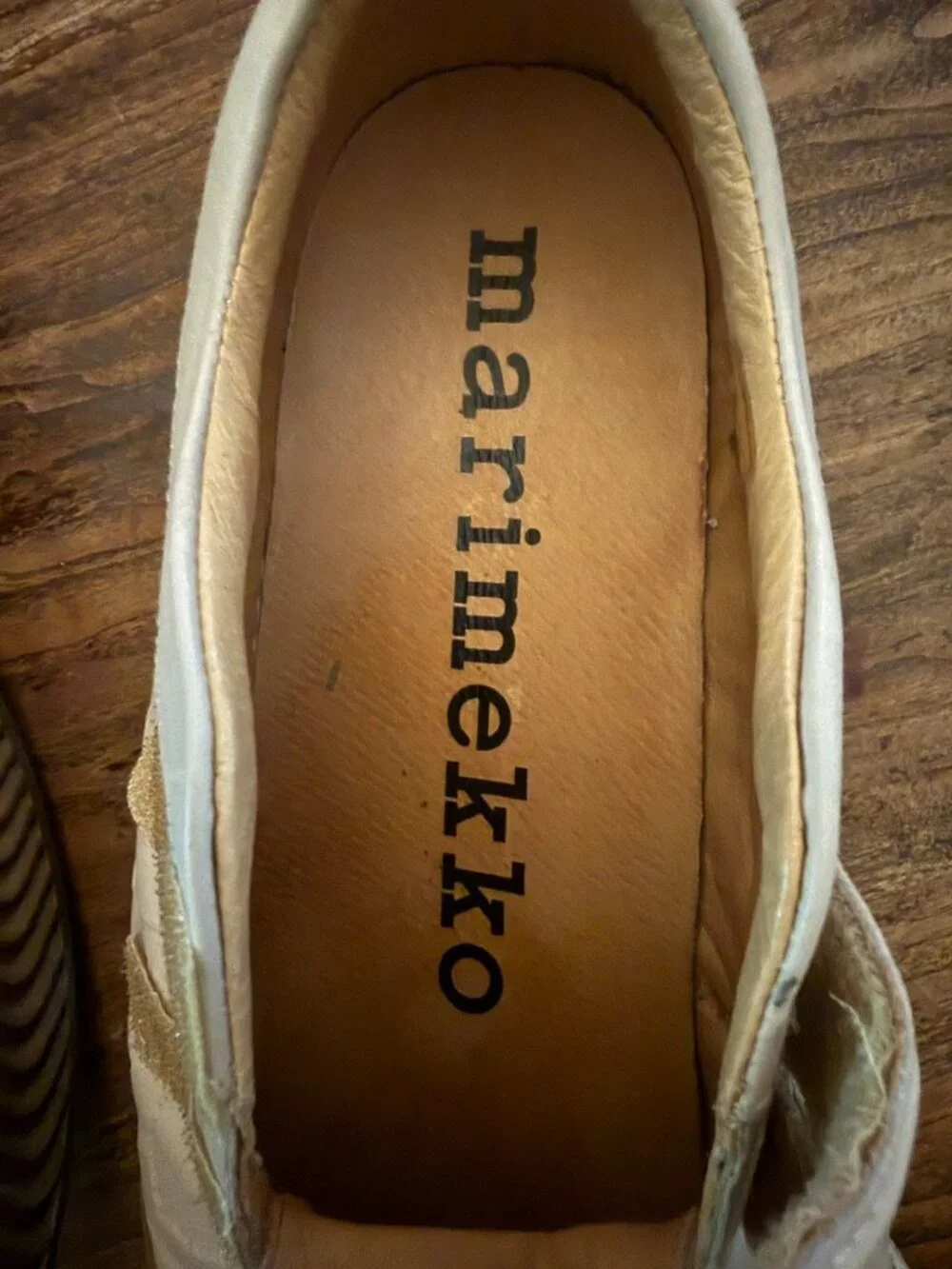 unisex Marimekko Rinnekedolla Cream Leather Embossed Floral Sneakers. 41